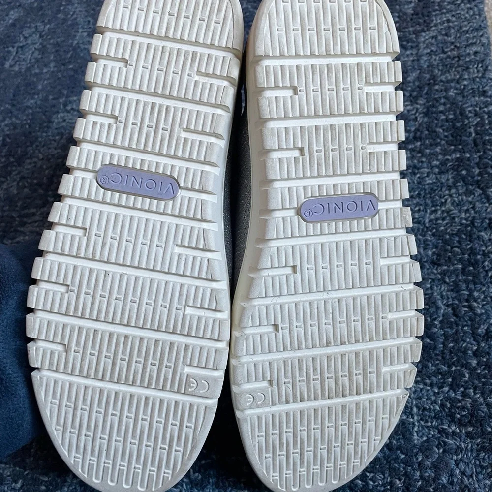 Barely worn Vionic Uptown Knit Skimmer Flat in light grey, size 8, width medium - Picture 4 of 5